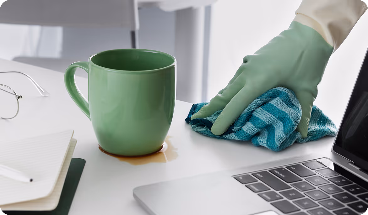 Büroreinigung in Berlin durch Karma Reinigungsservice – zuverlässige Beseitigung von Alltagsspuren wie verschüttetem Kaffee auf Schreibtischen.
