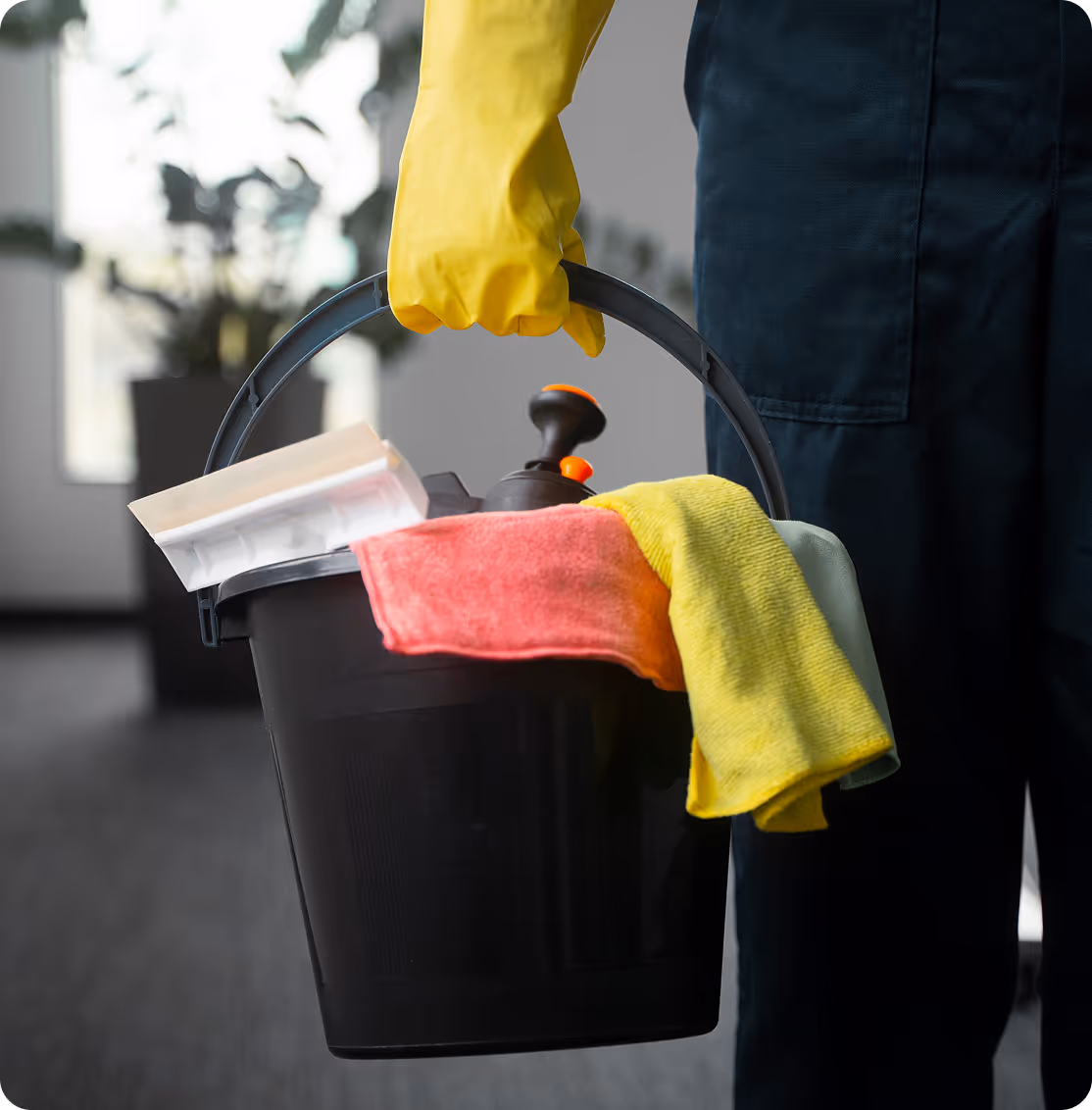 Reinigungseimer mit Mikrofasertüchern und Handschuhen – Symbol für Qualität, ISO 9001 Vorbereitung und 100 % Zufriedenheitsgarantie bei Karma Reinigungsservice.