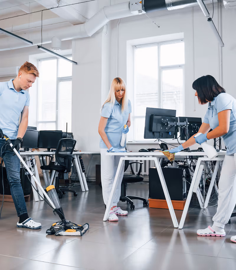 Reinigungsteam säubert moderne Büroräume – Karma Reinigungsservice übernimmt gründliche Arbeitsplatzreinigung inkl. Technik & Oberflächenpflege.