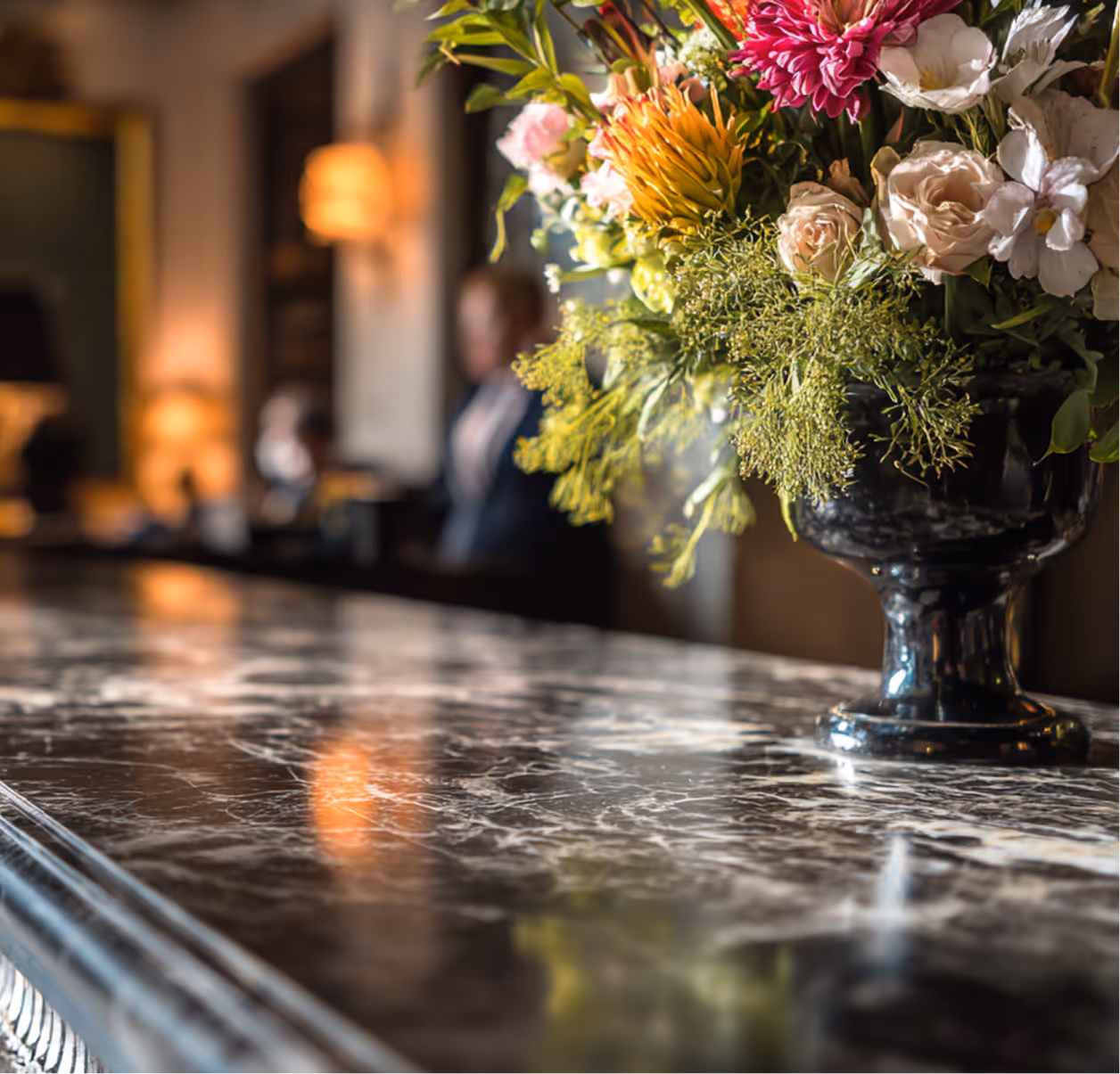 Glänzende Hotellobby mit Blumenarrangement – Karma Reinigungsservice sorgt für Sauberkeit und exzellente Bewertungen in Hotel und Gastronomie.