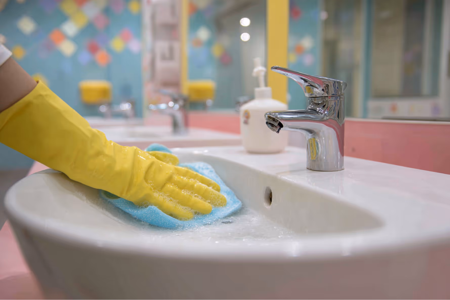 Reinigung eines kindgerechten Waschbeckens im Wickelraum – hygienische Desinfektion durch Karma Reinigungsservice für Kitas und Betreuungseinrichtungen.