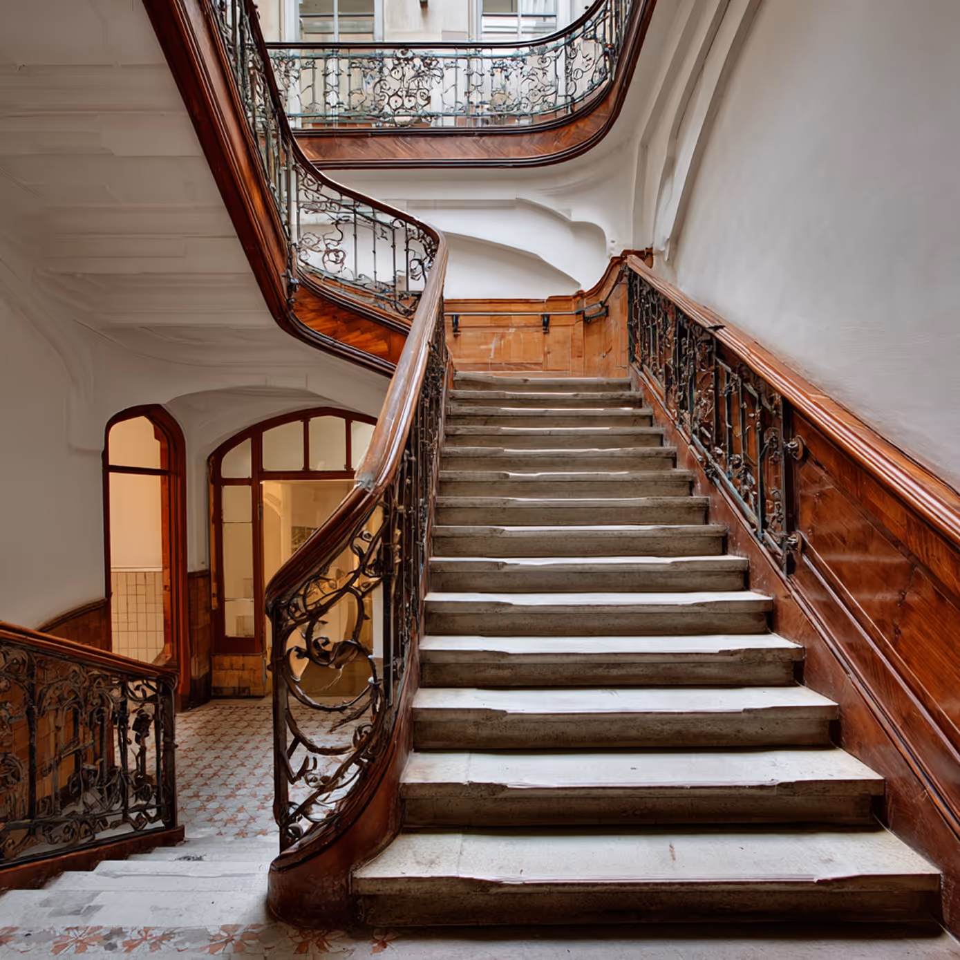 Gepflegtes historisches Treppenhaus mit Holzgeländern – professionelle Treppenhausreinigung durch Karma Reinigungsservice.