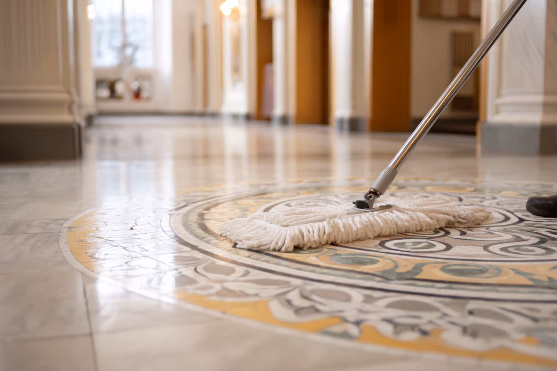 Bodenwischer auf kunstvollem Marmorboden – ganzheitlicher Hausmeisterservice von Karma Reinigungsservice.