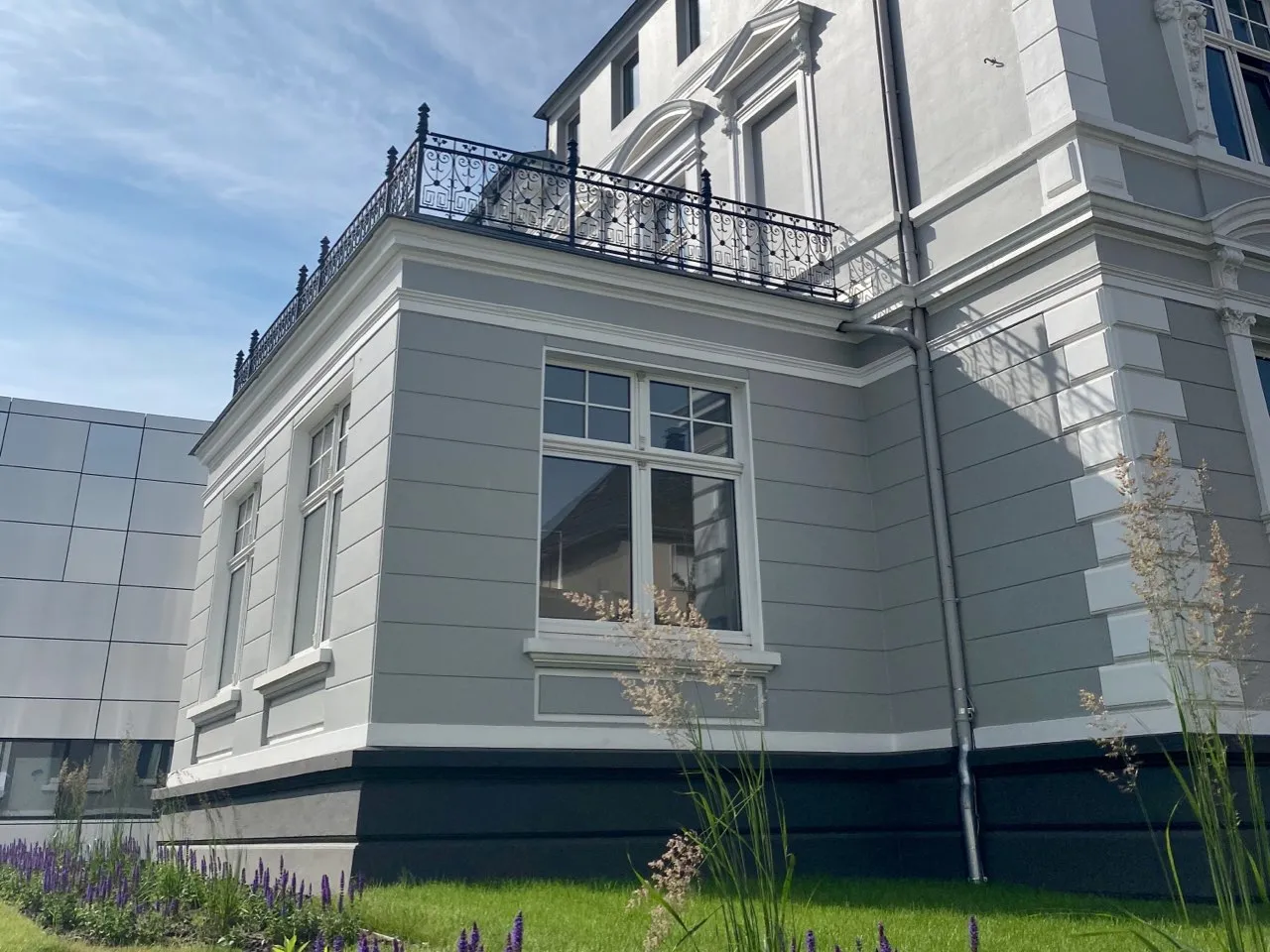 Foto von der Villa Herminghaus, mit Blick vom Museumsvorplatz. 