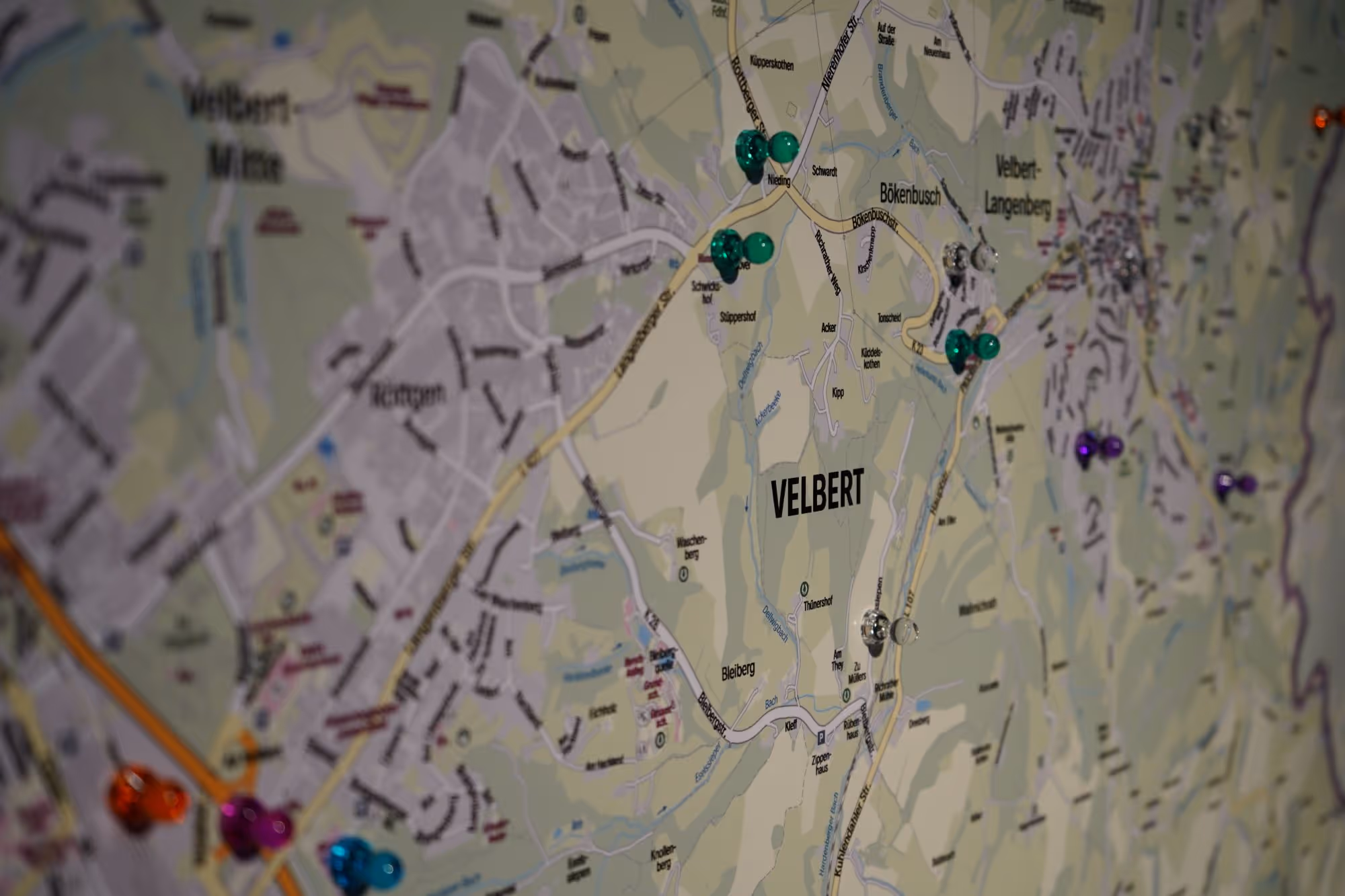 Eine Karte zeigt den Stadtplan von Velbert, auf dem einige Magnetfiguren an ausgewählten Orten befestigt wurden.