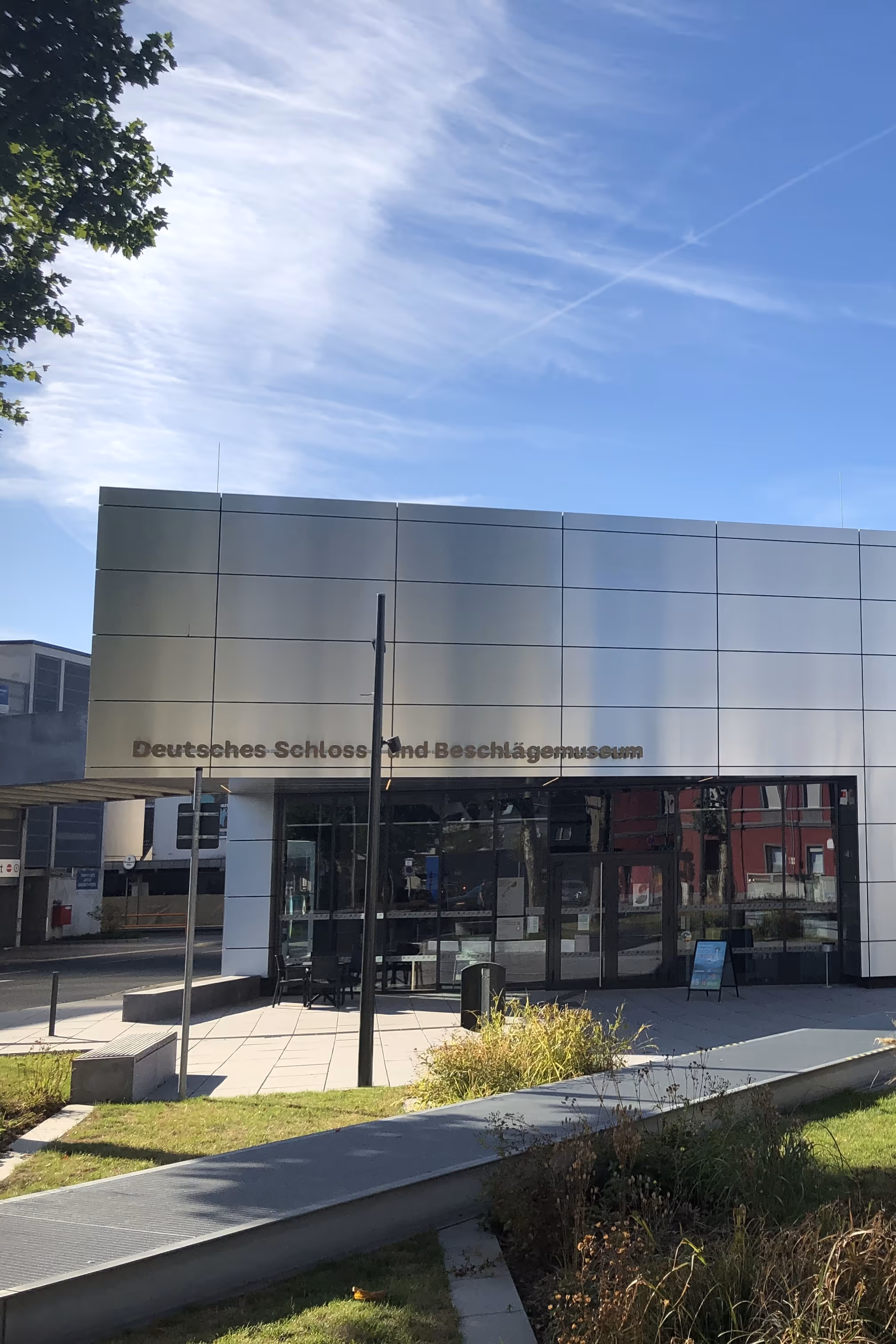 Blick auf das Hauptgebäude des Museums und die davorliegenden Grünflächen. 