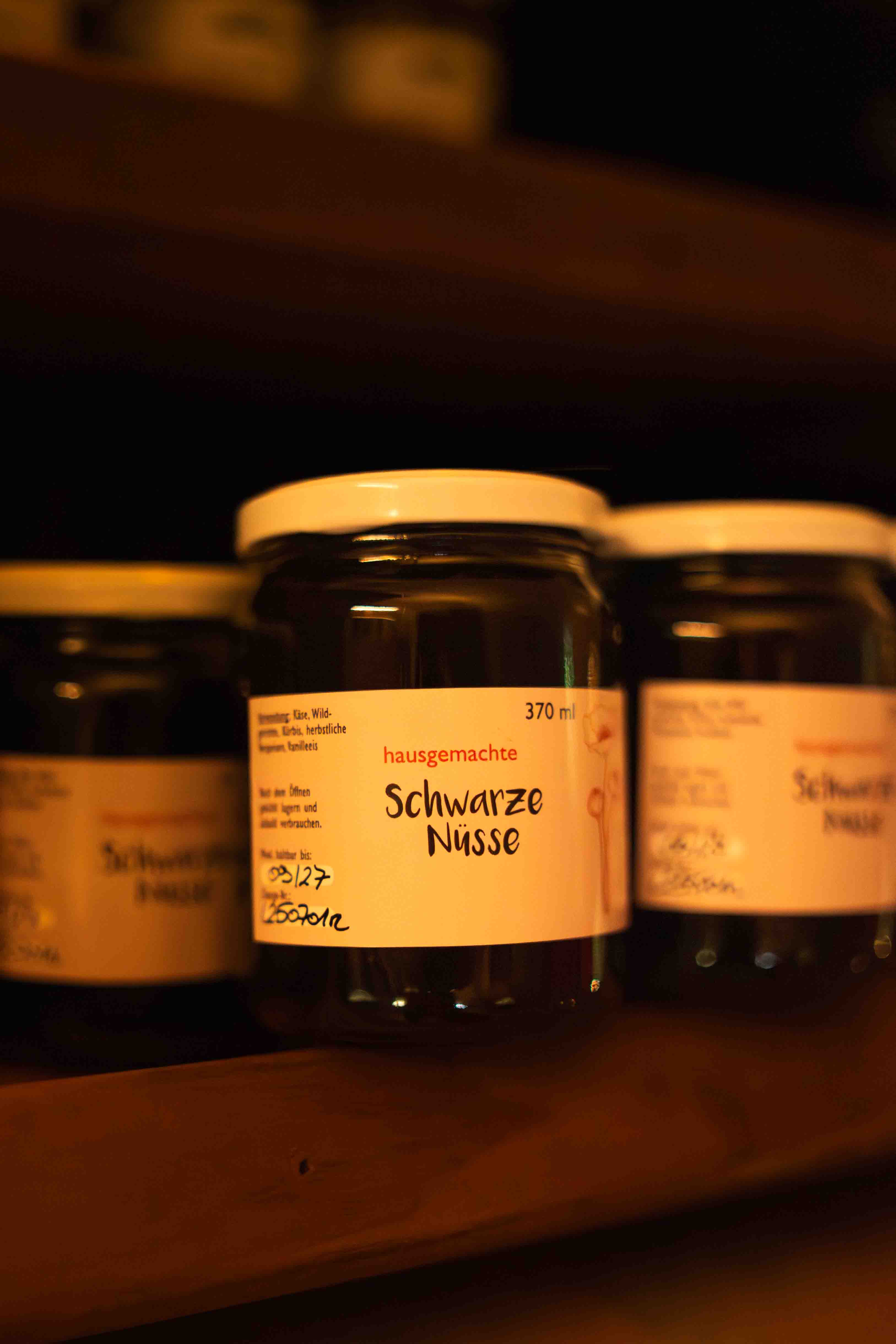 Hausgemachte, schwarze Nüsse in einem Glas
