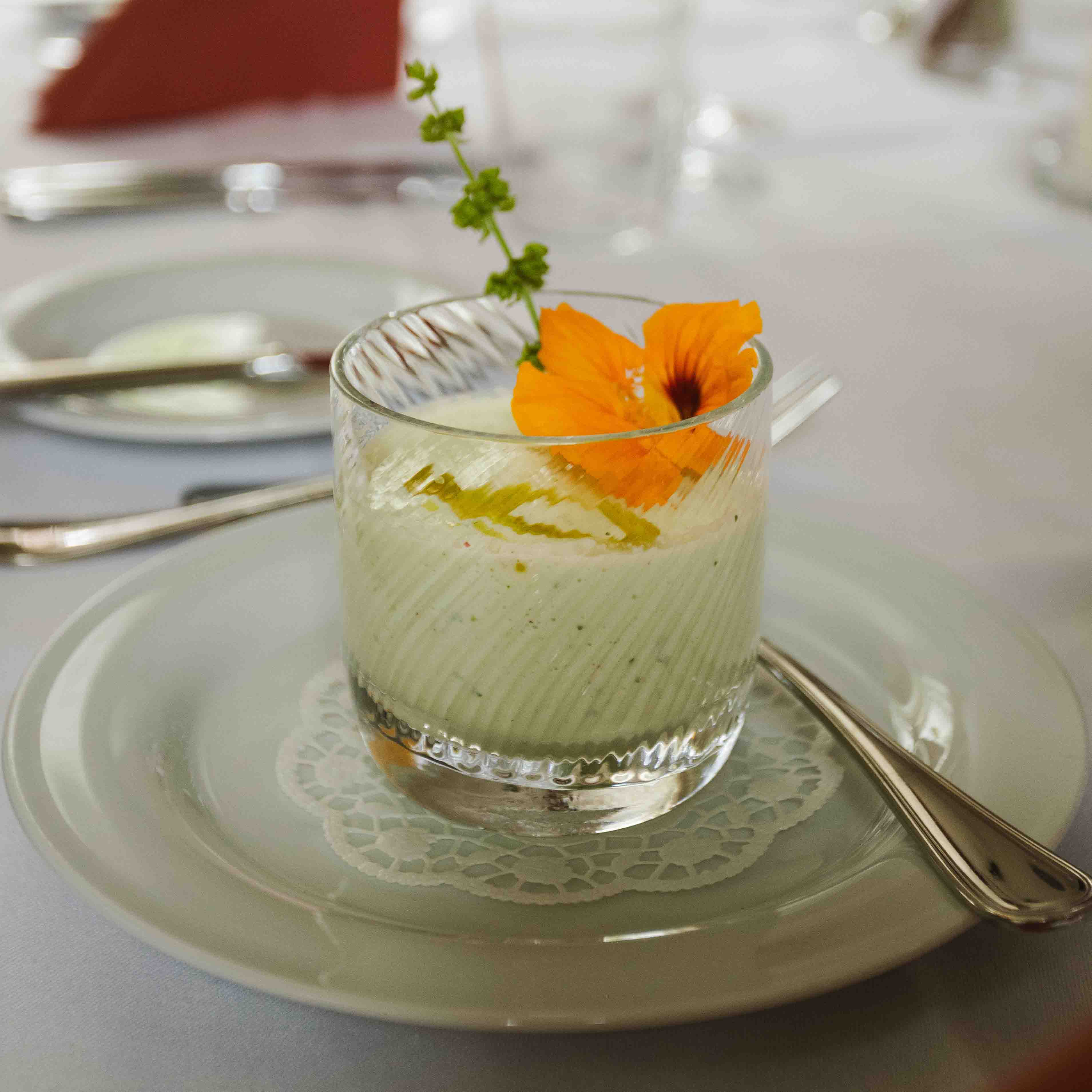 Eine kalte Suppe in einem Glas mit einer Blume als Deko