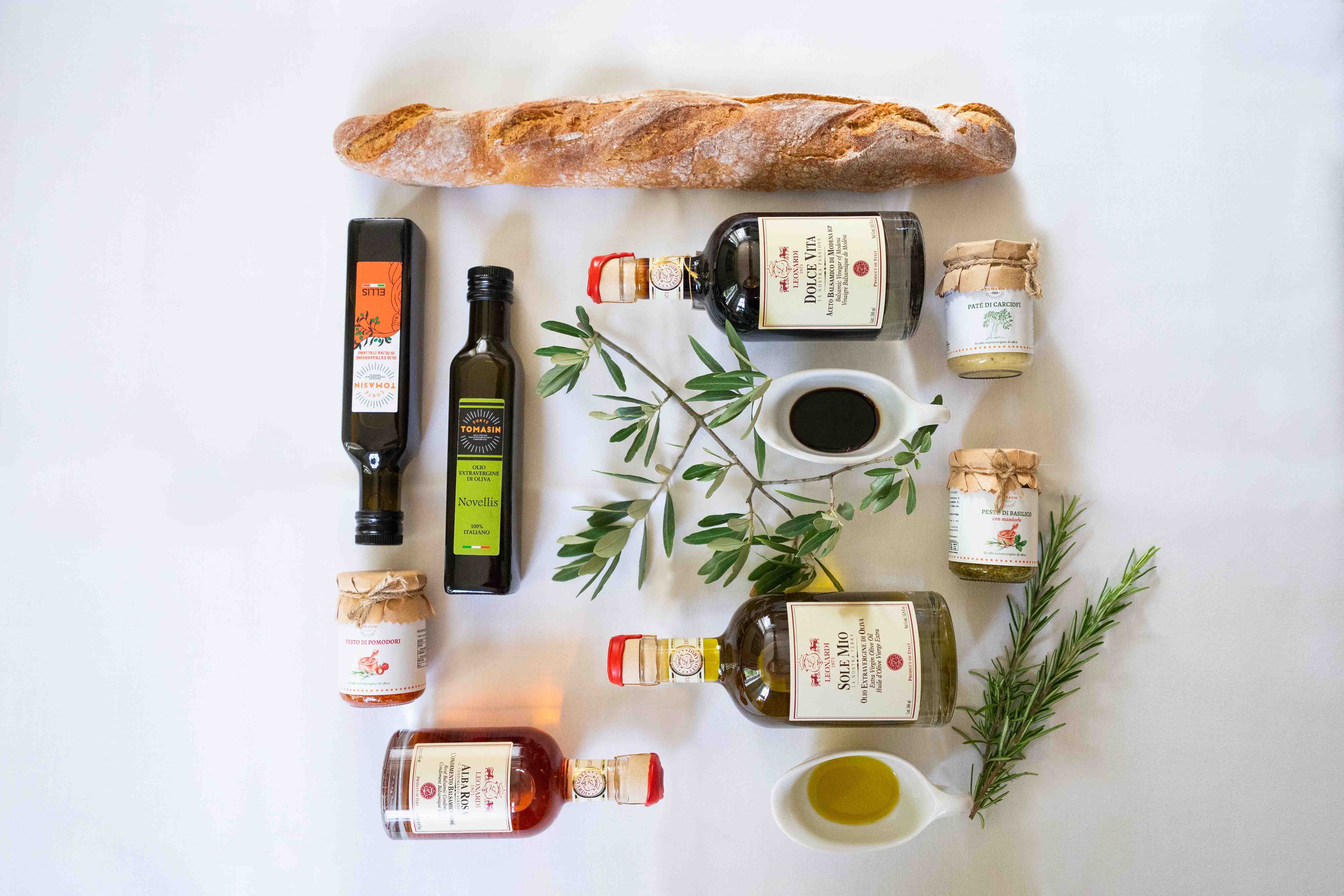 Genusspackerl mit Pesto, Brot und Ölen.