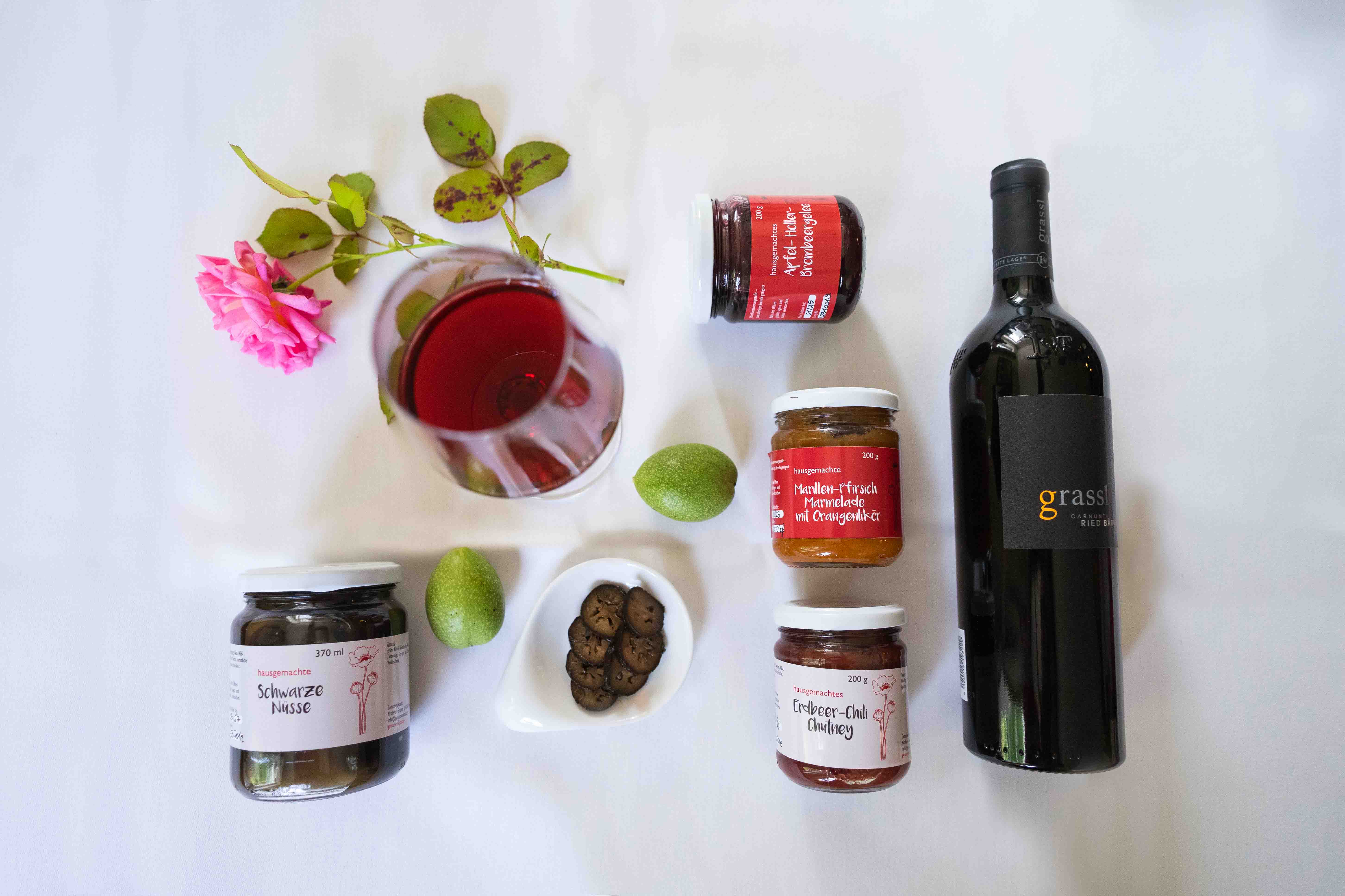 Genusspackerl mit Wein, Marmeladen und Nüssen