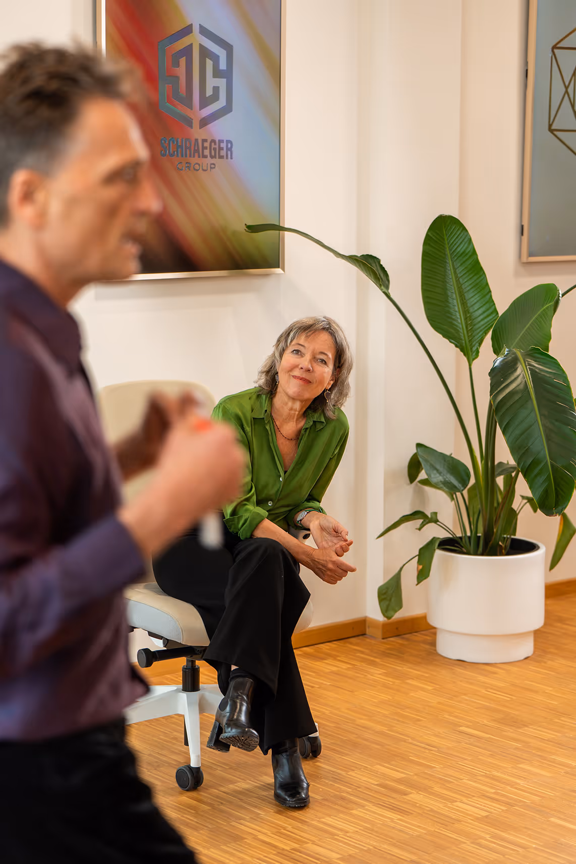 Trainerin schaut interessiert zum aktuellen Sprecher im Deep Democracy Workshop