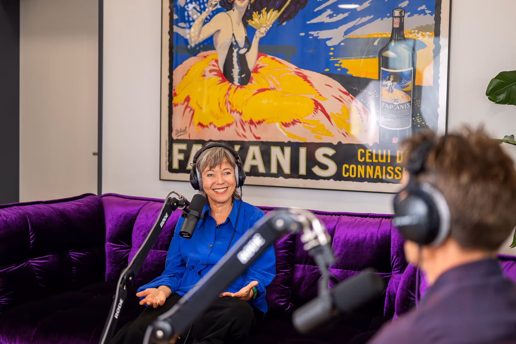 Andreas Bertram und Christiane Leiste im Podcast mit Mikrofonen und Kopfhörern zum Thema Konfliktösung