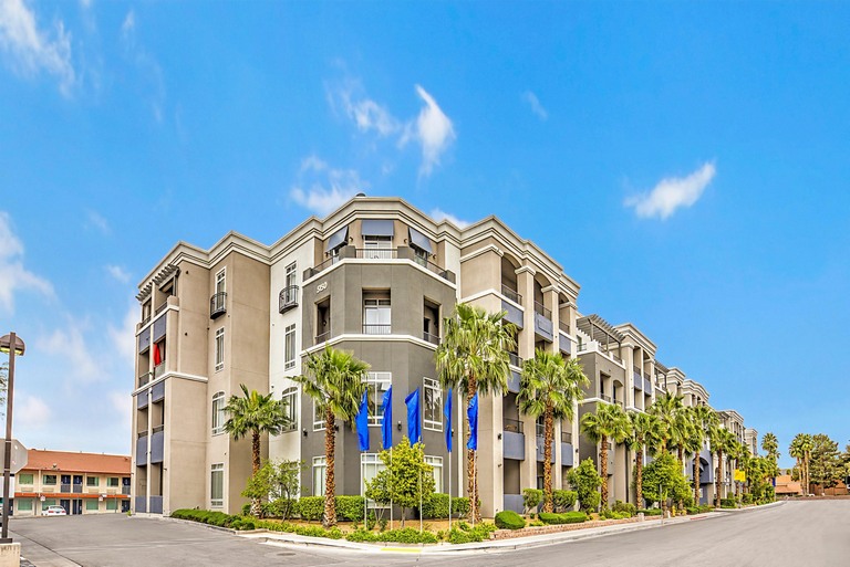Palm-lined apartment complex, Las Vegas, NV