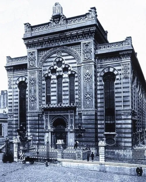 In front of the Altshtot synagogue on Wolborrska street. (Lodz, 1930s)