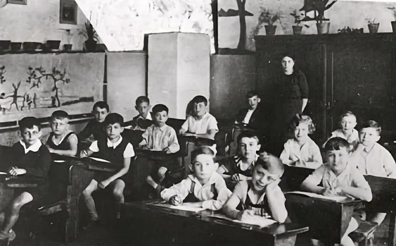 Boys school classroom, second grade, on 22 Magistracka street. Among the students is Jozef Arie Fajwiszyc - son of the conductor. (Lodz, 1935)