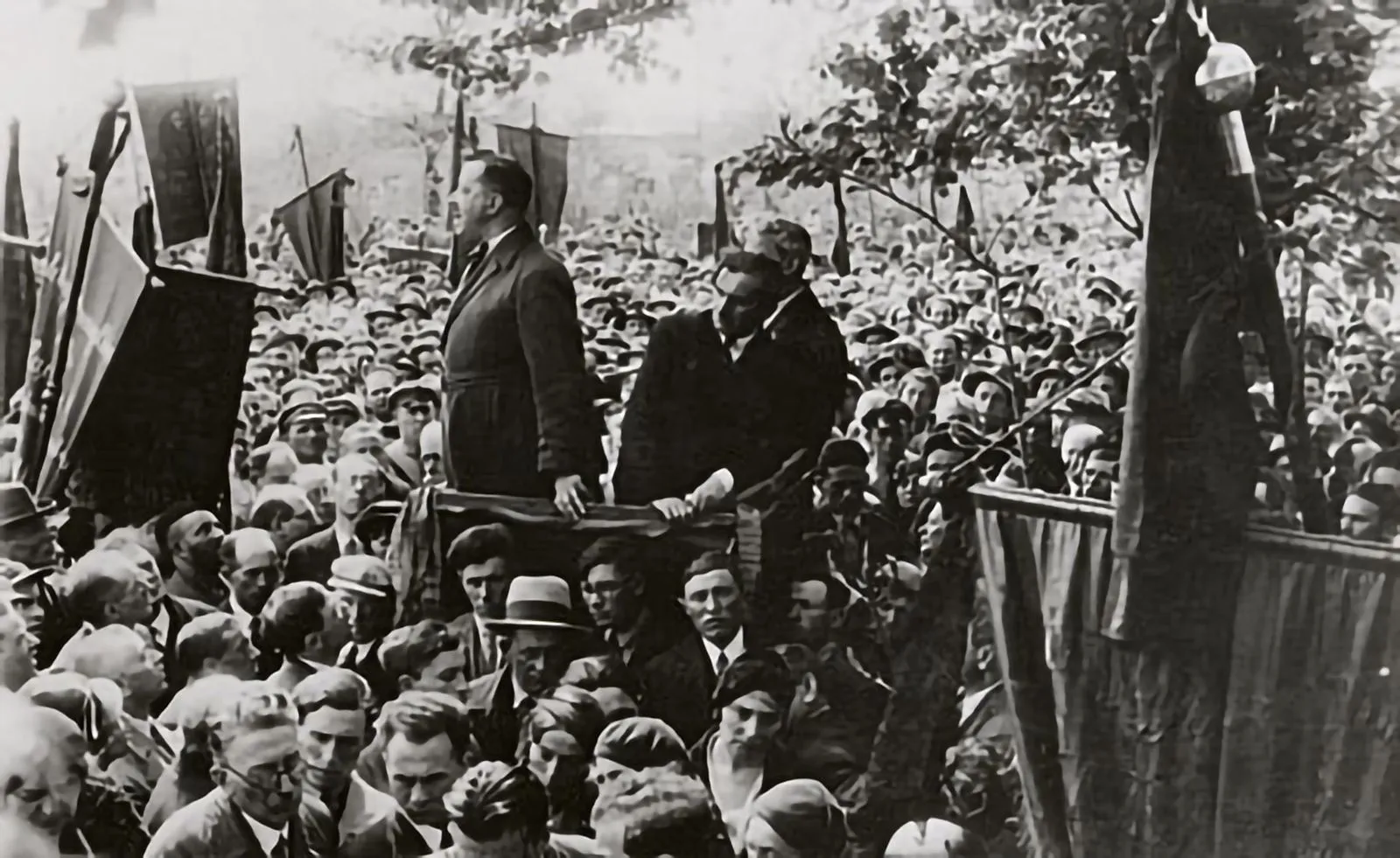 Attendees at the funeral of Yisroel Lichtenstein, one of the leaders of the Jewish Socialist Bund organization in Lodz. (1936)