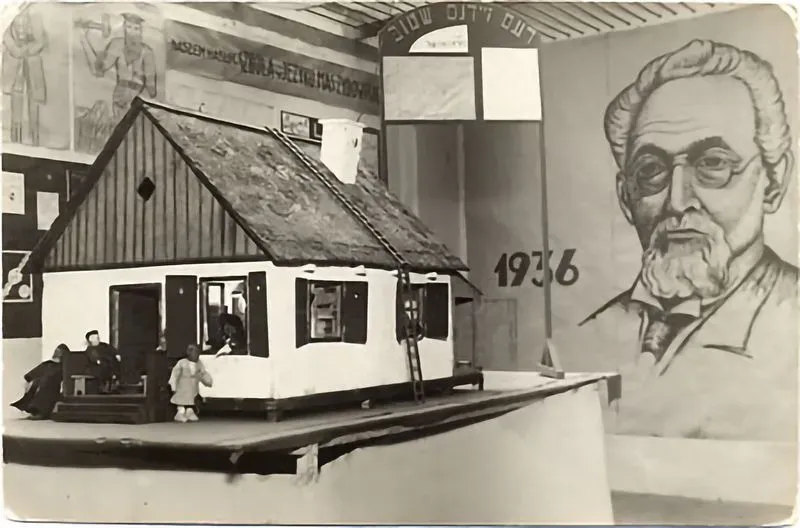 An exhibit about Mendele Moykher Sforim (1835-1917) held at the Borochow School in Warsaw. Born in Kopyl near Minsk, Sforim lived in Odessa from 1869 to 1917, excluding two years spent in Geneva (Warsaw, 1936).