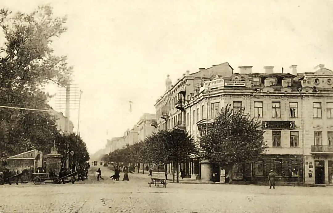 "Greetings from Vilna". A postcard depicts a Vilna street corner at the turn of the century.