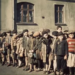 lodz children waiting in line for food