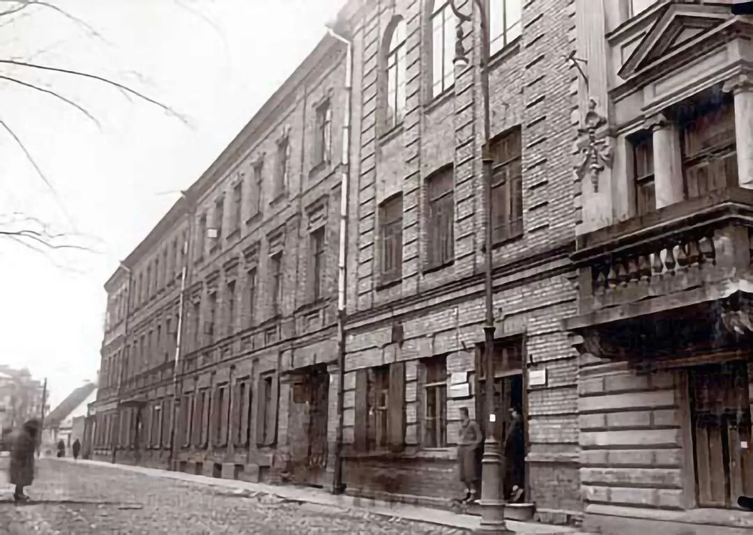 The "City Talmetoyre", a tuition-free elementary school at 6 Gdansk Street, which housed a dormitory for 140 orphans, as well as classrooms, trade school facilities, and a synagogue (Vilna, 1936).