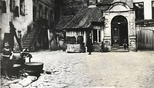 Entrance and hoyf (courtyard) of the Leyb-Leyzer Synagogue (Vilna, date unknown).