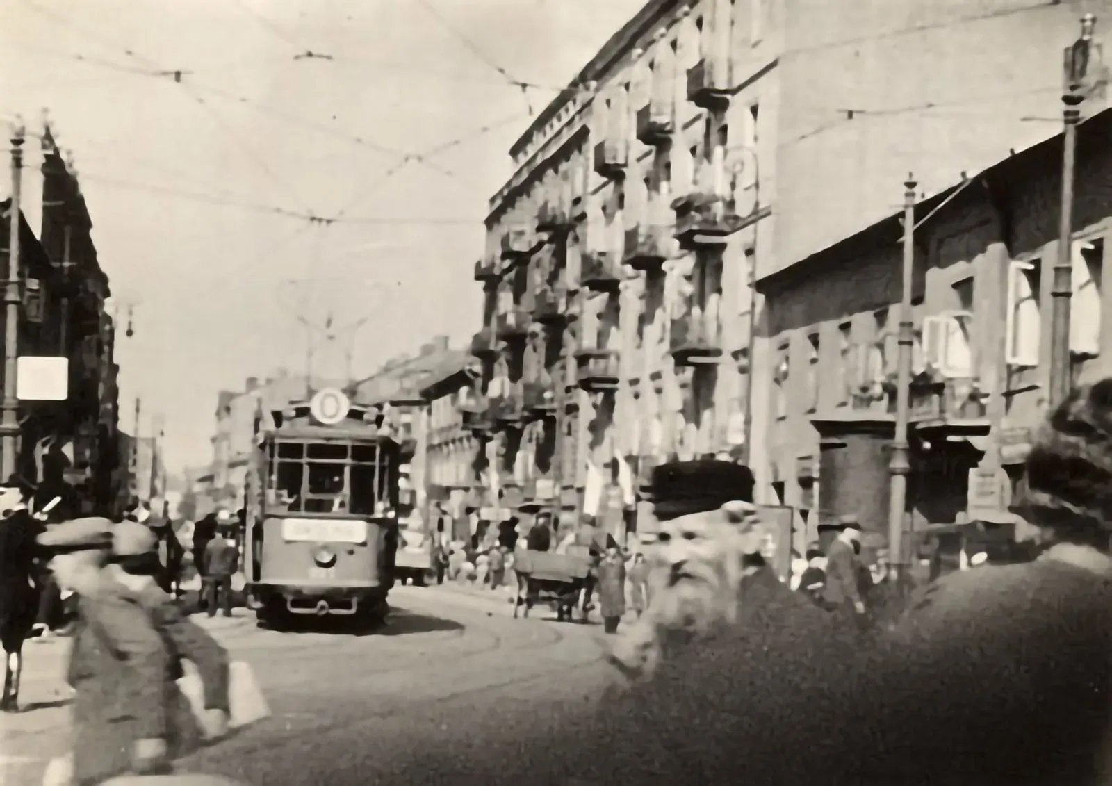 At the corner of Nalewki and Gesia Streets. A busy intersection in the Jewish quarter. (Warsaw, 1937)