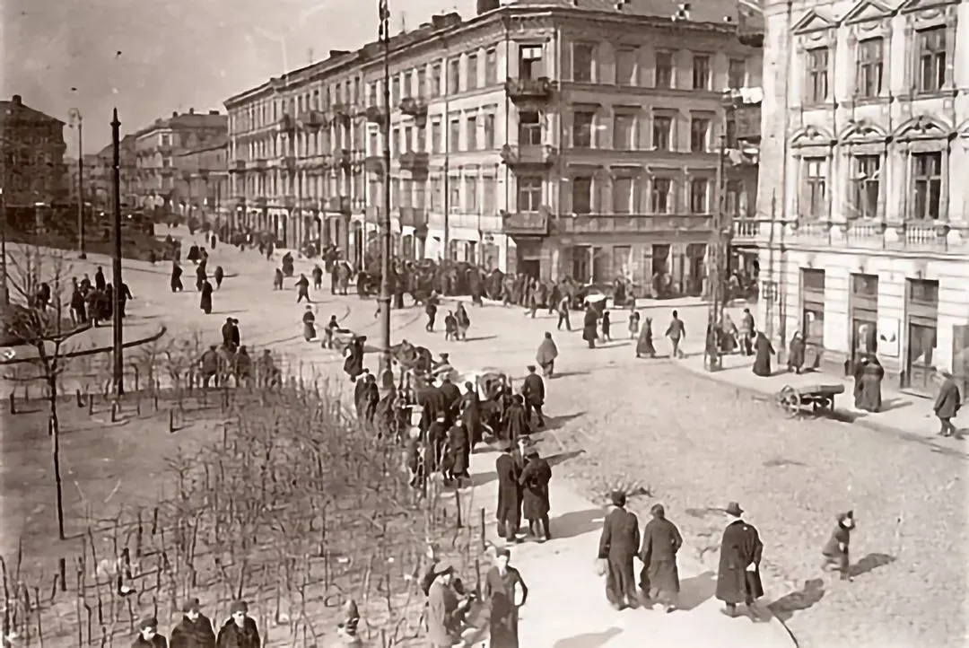 A busy scene on Muranow Street in the heart of the Jewish quarter. (Warsaw, late 1920's)