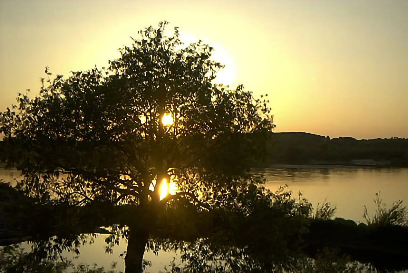 The sun sets over the Vistula River in Kuzmir (Kazmierz Dolny), 2001. Photo by Michael Cohen.