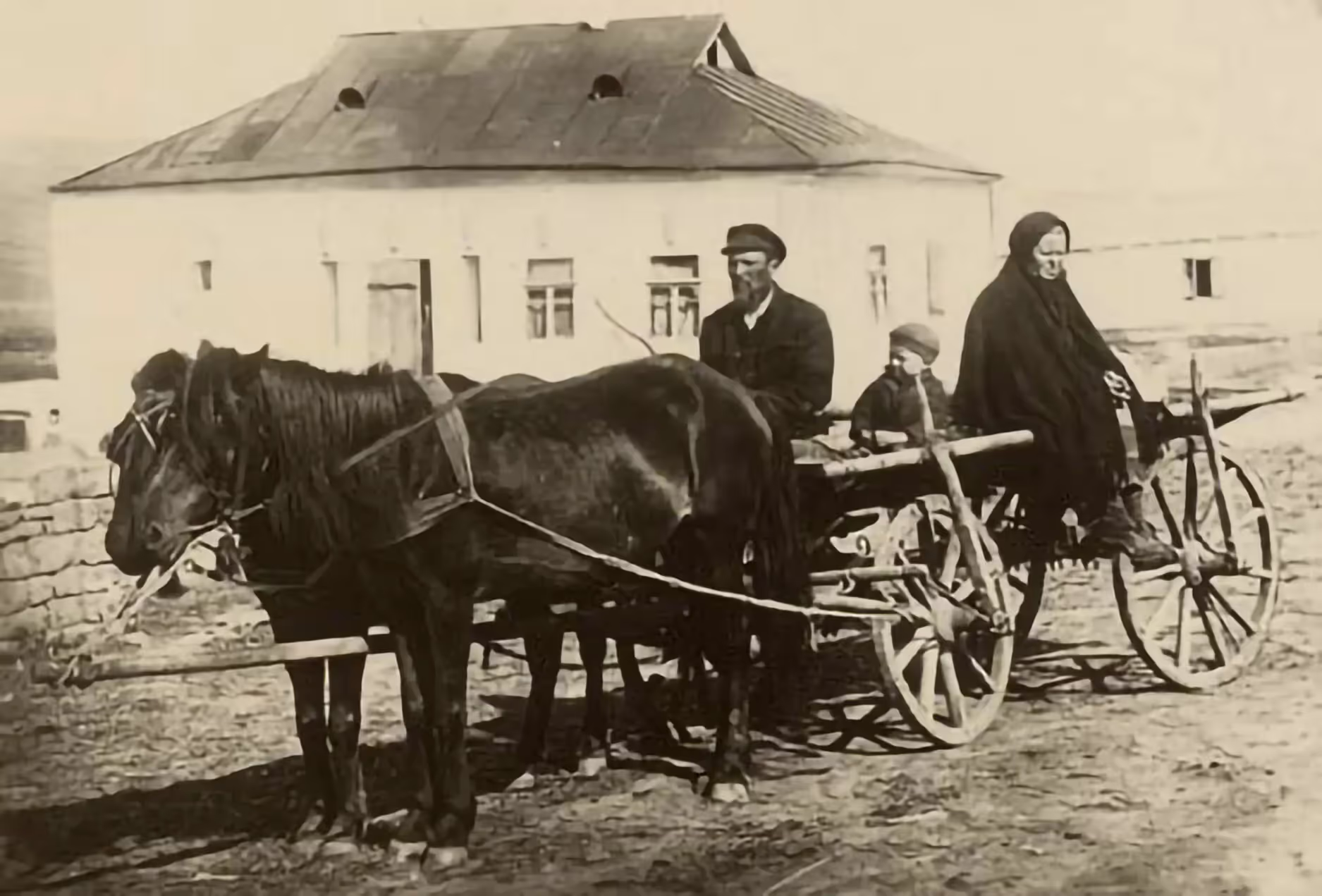 Colonists from the Soviet Friling (Spring) agricultural colony on their way to market in a horse-drawn cart (near Odessa, 1929).
