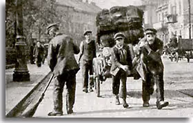 Life on Nalewki street, "the most bustling Jewish neighborhood in Warsaw". (Warsaw, 1923)