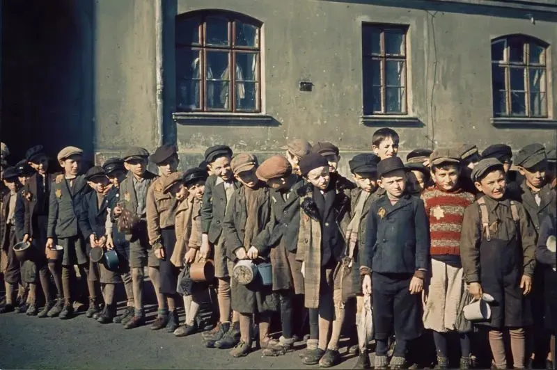 lodz children waiting in line for food