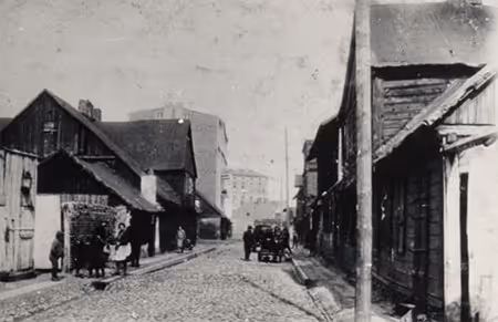 The Baluty neighborhood in the 1920\'s: a street in a poor Jewish neighborhood on the eve of Passover.