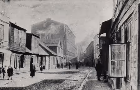 The Baluty neighborhood in the 1920's: a street in a poor Jewish neighborhood on the eve of Passover.