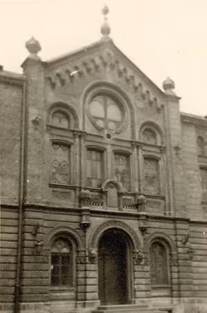Warsaw, 1937. The exterior of the Nozyk Synagogue.