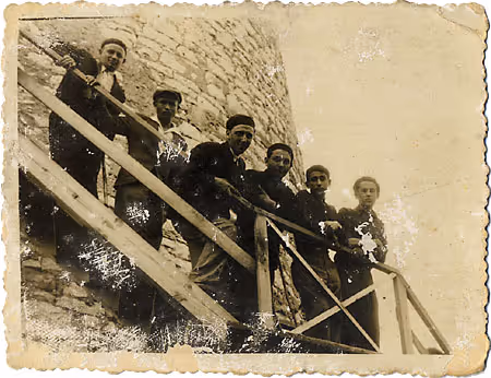 Members of the Warsaw Library League on a field trip, posing at the Bastille of the castle of Kazimierz the Great. (Kuzmir, 1936.)