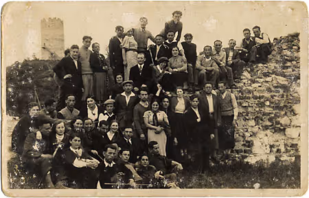 Members of the Warsaw Library League on a field trip, posing at the castle of Kazimierz the Great. (Kuzmir, 1936.)