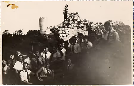 Members of a Tsukunft summer camp at the castle of Kazimierz the Great.  Tsukunft was the youth movement of the Bund, the Jewish Socialist party. (Kuzmir, 1936.)