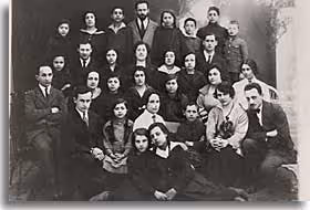 Studio portrait of the first graduating class of the Borochov school at 16 Muranowska Street run by the Workers' Home (Warsaw, circa 1922).