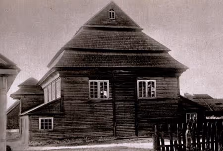 Side view of local wooden synagogue in Sopockinie, Poland (now Belarus) circa 1936. Credit: Piechotka, Maria and Kazimierz, Wooden Synagogues (Warsaw: Arkady, 1959).