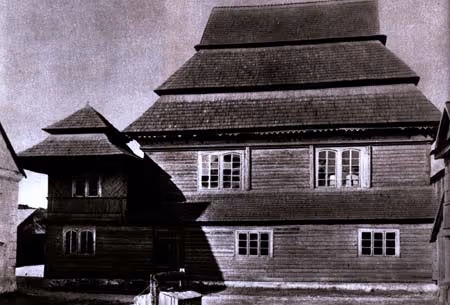View from the north of the wooden synagogue, built in the latter half of the 18th century (Sopockinie, Belarus, 1927). Credit: Piechotka, Maria and Kazimierz, Wooden Synagogues (Warsaw: Arkady, 1959).