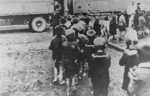 Deportation of Jewish children from the Lodz ghetto in German-occupied Poland during the "Gehsperre" Aktion, September 1942.
US Holocaust Memorial Museum, courtesy of Jacob Igra