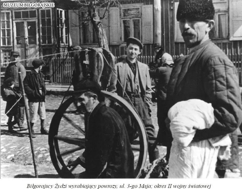Jews from Biłgoraj making ropes