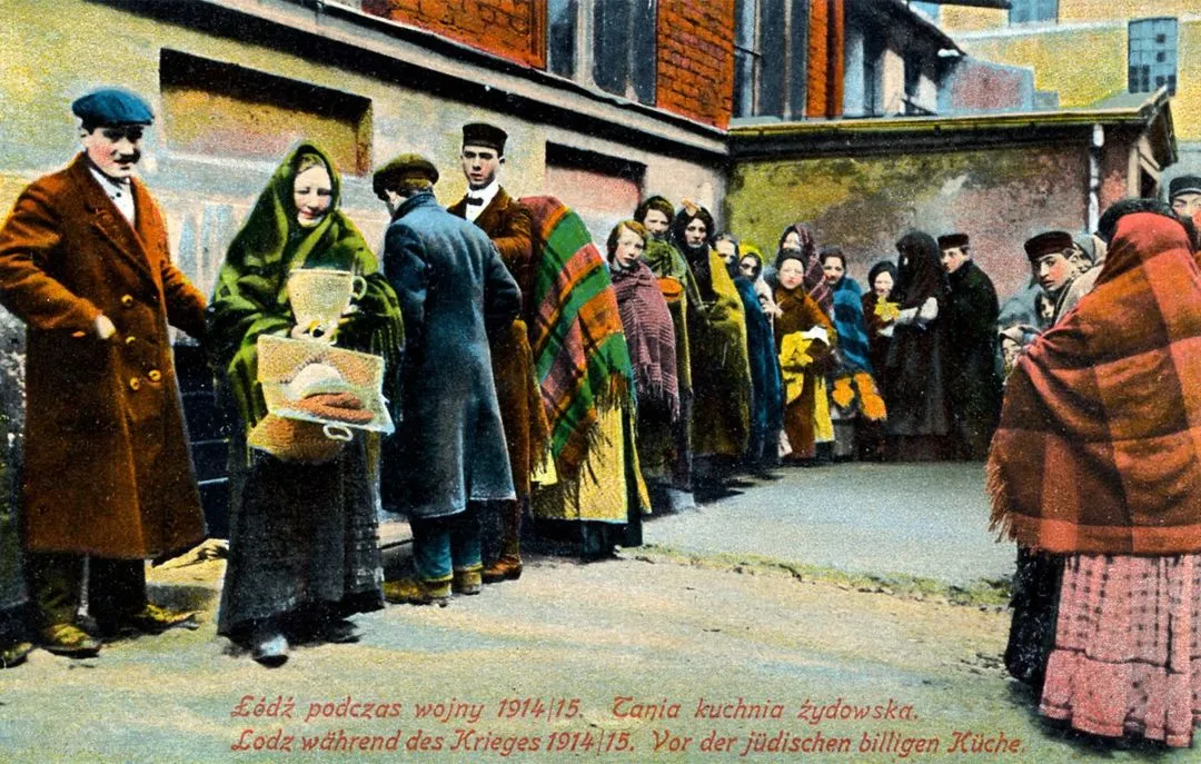 Jews at a soup kitchen in a courtyard (Lodz, c. 1915).