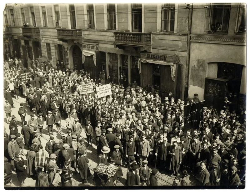 Members of the Po‘ale Tsiyon party marching in a May Day Parade, Warsaw, 1927. The Polish and Yiddish slogans on their placards include "Down with Facism" and "Long Live a Jewish Workers’ Society in Palestine!