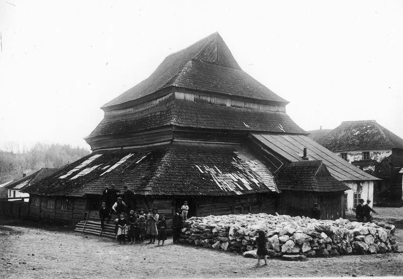 The Gwoździec Synagogue in the early 1900s. (Wikimedia Commons)