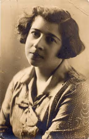 Rachel Korn (1898-1982), Yiddish poet and writer, who was born in an East Galician village. She spent her early life in Lvov until leaving for Canada in 1941.
