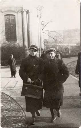 Poet Abraham Sutzkever and Yiddish theater star Noah Nachbush (Vilna, 1939).