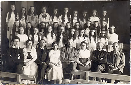 Students and staff of the first folkshul