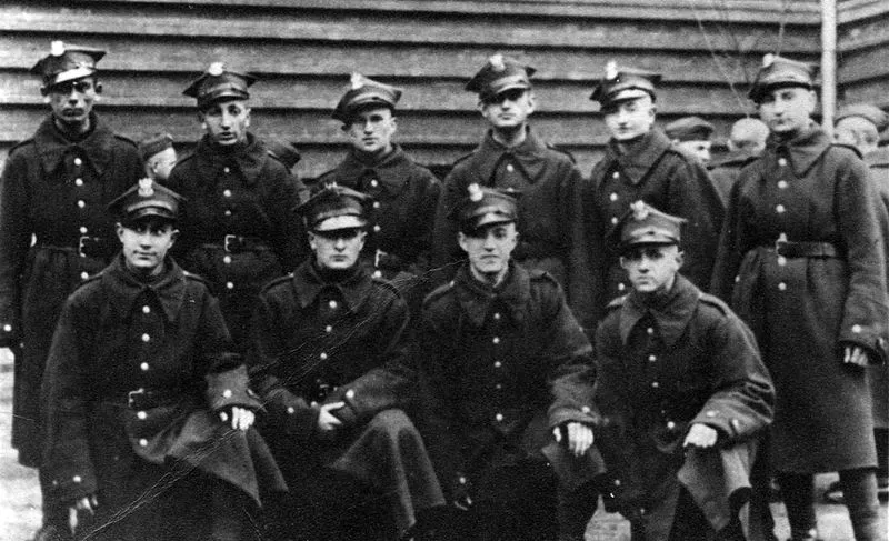Group photograph of Polish soldiers, 1938, among them Jews. Bottom row, from right: Yehuda Gross, Benny Tzimerman. Top row, right: Meir Mandelbaum; left: Zilik Shnitzer; second from left: Shalom Fleischer. Yad Vashem Photo Archive 8882/1