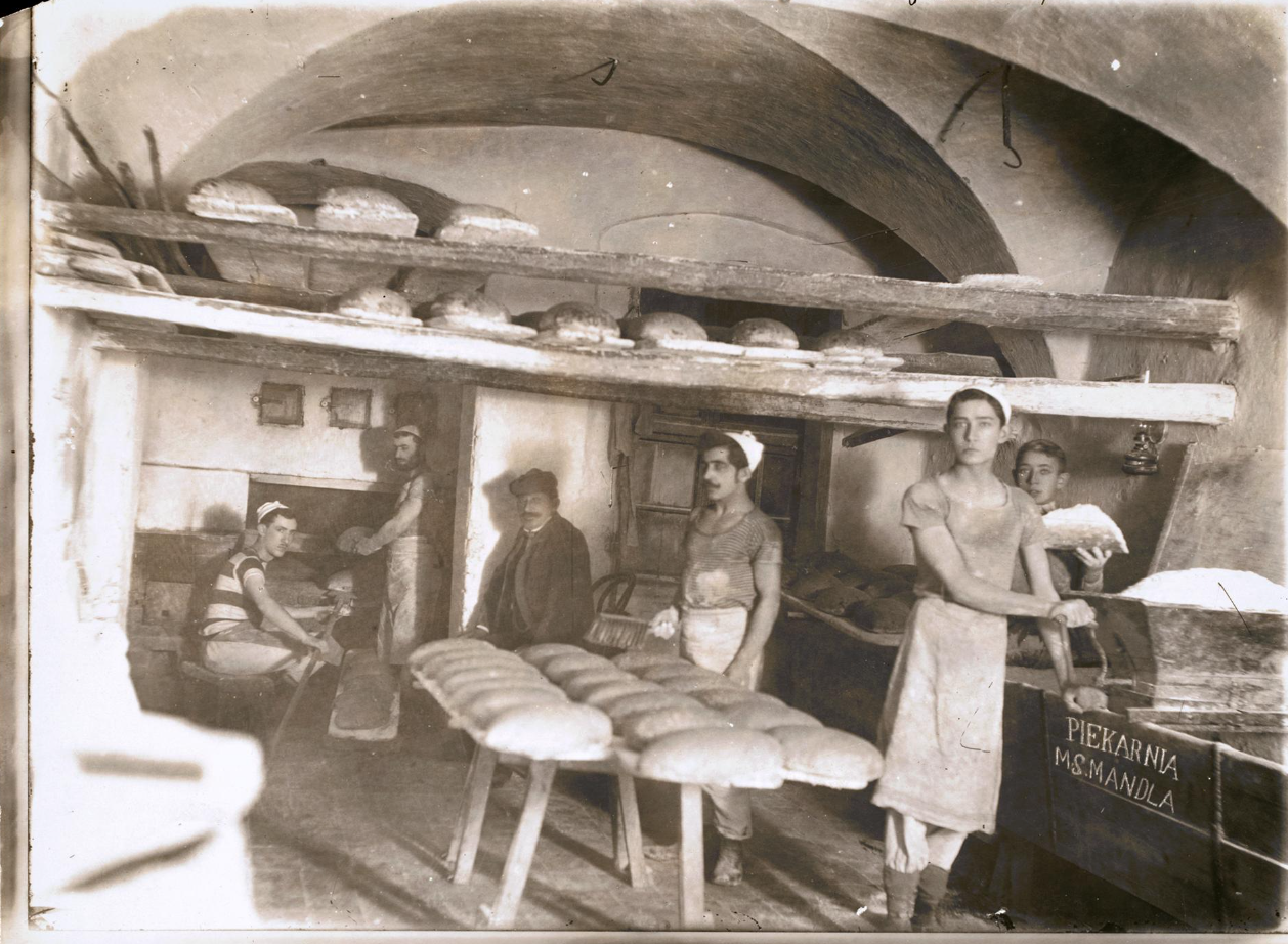 Workers in M. S. Mandla’s Jewish bakery, Tarnów, Poland, 1902. (YIVO)
